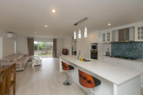 A Comfortable 5-Bedrooms House, Auckland